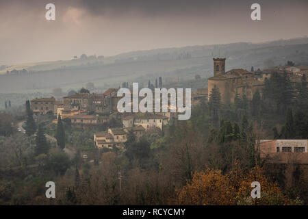 Vista panoramica con la chiesa parrocchiale di San Giuseppe nel comune di Chianni, provincia di Pisa, Toscana Foto Stock