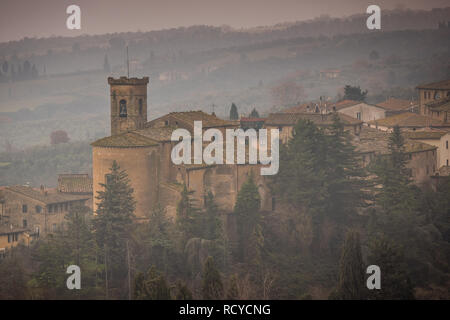 Vista panoramica con la chiesa parrocchiale di San Giuseppe nel comune di Chianni, provincia di Pisa, Toscana Foto Stock