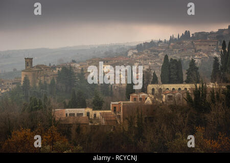 Vista panoramica con la chiesa parrocchiale di San Giuseppe nel comune di Chianni, provincia di Pisa, Toscana Foto Stock