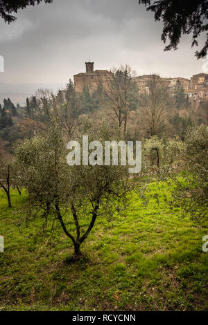 Vista panoramica con la chiesa parrocchiale di San Giuseppe nel comune di Chianni, provincia di Pisa, Toscana Foto Stock