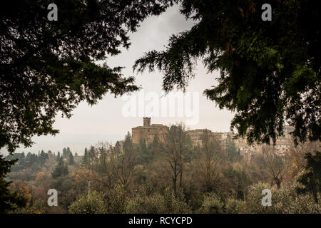 Vista panoramica con la chiesa parrocchiale di San Giuseppe nel comune di Chianni, provincia di Pisa, Toscana Foto Stock