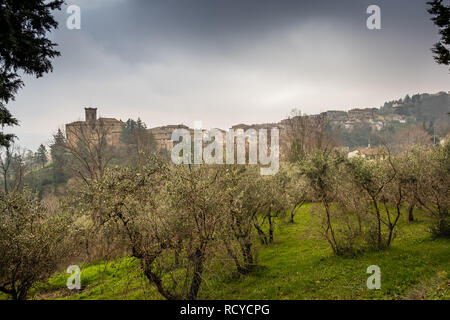 Vista panoramica con la chiesa parrocchiale di San Giuseppe nel comune di Chianni, provincia di Pisa, Toscana Foto Stock