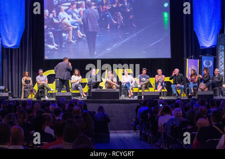 BONN, Germania - 19 Maggio 2018: Kandyse McClure, Aaron Douglas, Grazia Park, Tahmoh Penikett, James Callis, Tricia Helfer, Michael Trucco, Katee Sackhoff, Michael Hogan, Rekha Sharma, Mary McDonnell e Edward James Olmos, Battlestar Galactica Reunion, a Fedcon 27 Foto Stock