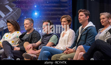 BONN, Germania - 19 Maggio 2018: Grazia Park, Tahmoh Penikett, James Callis, Tricia Helfer, Michael Trucco e Katee Sackhoff a Fedcon 27, quattro giorni di sci-fi convenzione della ventola Foto Stock