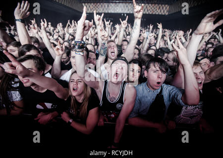 Entusiastico heavy metal tifosi go crazy a un concerto dal vivo con l'Australian metalcore band Parkway Drive. Danimarca, 28/01 2016. Ad eccezione della Danimarca. Foto Stock