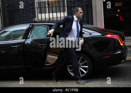 Chief Whip Julian Smith arriva a 10 Downing Street, Londra, davanti a una mozione di sfiducia nei confronti del governo di essere discusso in Parlamento. Foto Stock