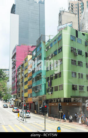 Appartamento colorati blocchi con le unità aria condizionata e lavaggio appeso al di fuori di Hong Kong Foto Stock