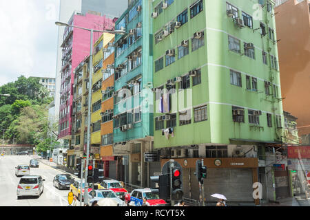 Appartamento colorati blocchi con le unità aria condizionata e lavaggio appeso al di fuori di Hong Kong Foto Stock