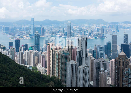 Guardando verso il basso sul alto blocchi di appartamenti e uffici a Hong Kong Foto Stock