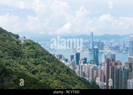 I visitatori alla sommità del Victoria Peak conosciuto anche come il picco sull isola di Hong Kong che guarda la vista Foto Stock