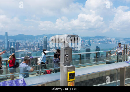 Visitatori sulla piattaforma di visualizzazione nella parte superiore della Victoria Peak, noto anche come il picco sull isola di Hong Kong che guarda la vista Foto Stock