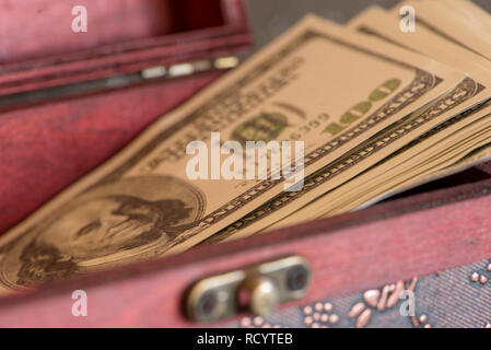 Diverse le fatture del dollaro all'interno di una vecchia scatola marrone Foto Stock