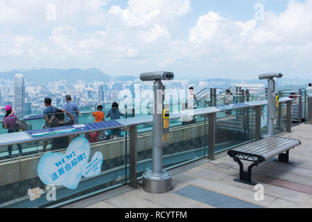 Visitatori sulla piattaforma di visualizzazione nella parte superiore della Victoria Peak, noto anche come il picco sull isola di Hong Kong che guarda la vista Foto Stock