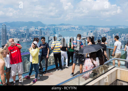 Visitatori sulla piattaforma di visualizzazione nella parte superiore della Victoria Peak, noto anche come il picco sull isola di Hong Kong che guarda la vista Foto Stock