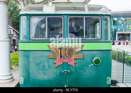 Uno dei tram originale che ha preso i visitatori alla sommità del Victoria Peak conosciuto anche come il picco sull isola di Hong Kong Foto Stock