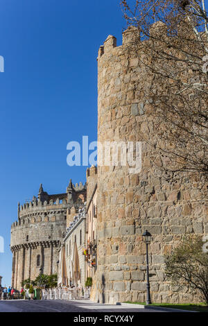 Le mura della città e la Cattedrale di Avila, Spagna Foto Stock
