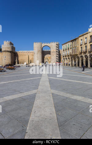 City Gate sulla piazza Teresa d Avila, Spagna Foto Stock