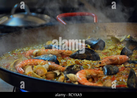 In primo piano della pentola per la cottura a vapore di paella di frutti di mare Foto Stock