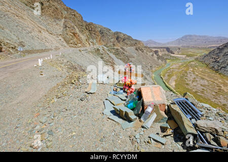 Monumento con croce e relitti di auto, in memoria di un incidente di automobile sul ciglio della strada a Cuesta del Viento, Argentina Foto Stock