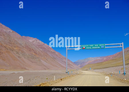 Cartello stradale che mostra l'Agua Negra il progetto di tunnel attraverso l'Agua Negra Mountain, da Argentina e Cile, Sud America Foto Stock