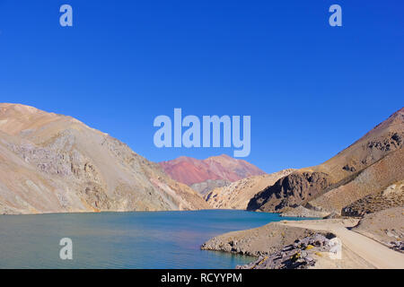 Laguna Agua Negra laguna con montagne andine alla strada per il Paso de Agua Negra, Valle Elqui, vigogna, Cile Foto Stock