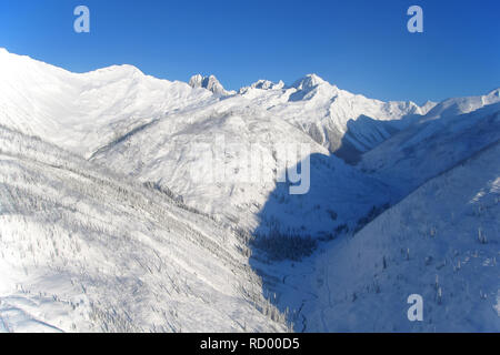 Paesaggio invernale con le montagne e gli alberi del Bugaboos, Purcell montagne, Bugaboo Parco Provinciale, Britisch Columbia Foto Stock