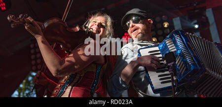 Tre daft scimmie sul palco con Roy Harter presso il barbuto teoria festival Foto Stock