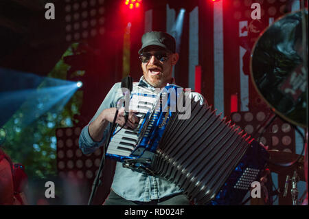 Tre daft scimmie sul palco con Roy Harter presso il barbuto teoria festival Foto Stock