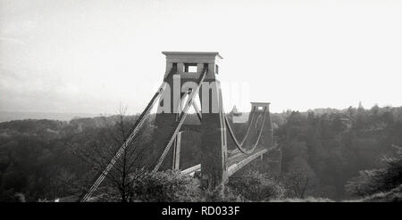 Degli anni Cinquanta, storico vista del Ponte sospeso di Clifton, Bristol, Inghilterra, Regno Unito. Basato su una progettazione dal famoso ingegnere Vittoriano Isambard Kingdom Brunel, il ponte che ha aperto nel 1864 attraversa la Avon Gorge di collegamento con Bristol North Somerset. Foto Stock