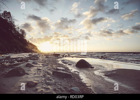 Vista di una pittoresca spiaggia al tramonto, tonificazione del colore applicato. Foto Stock