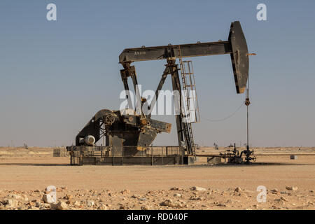 Olio greggio pozzo di perforazione del pompaggio del oro nero del suolo del Sultanato di Oman in medio oriente Foto Stock