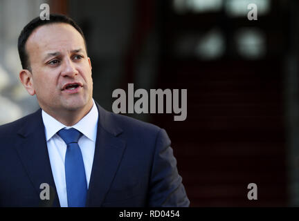 Taoiseach Leo Varadkar parla ai media al di fuori di edifici del governo di Dublino dopo il primo ministro britannico Theresa Maggio ha perso un voto sul suo piano Brexit nella Camera dei Comuni di Londra il martedì. Picture Data: mercoledì 16 gennaio, 2019. Vedere PA storia politica Brexit Irlanda. Foto di credito dovrebbe leggere: Brian Lawless/PA FILO Foto Stock