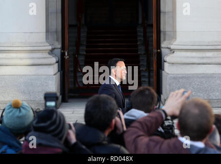 Taoiseach Leo Varadkar parla ai media al di fuori di edifici del governo di Dublino dopo il primo ministro britannico Theresa Maggio ha perso un voto sul suo piano Brexit nella Camera dei Comuni di Londra il martedì. Picture Data: mercoledì 16 gennaio, 2019. Vedere PA storia politica Brexit Irlanda. Foto di credito dovrebbe leggere: Brian Lawless/PA FILO Foto Stock