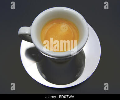 Bianco tazza di caffè sul tavolo scuro, espresso italiano Foto Stock