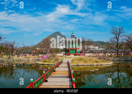 Hyangwonjeong Pavilion, il Palazzo Gyeongbokgung, Seoul, Corea del Sud Foto Stock