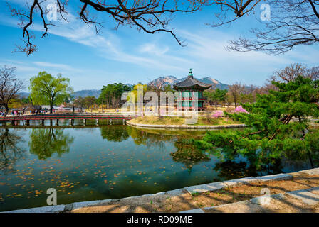 Hyangwonjeong Pavilion, il Palazzo Gyeongbokgung, Seoul, Corea del Sud Foto Stock