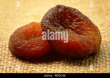 Due Albicocche Secchi Conditi su un letto di sacco Foto Stock