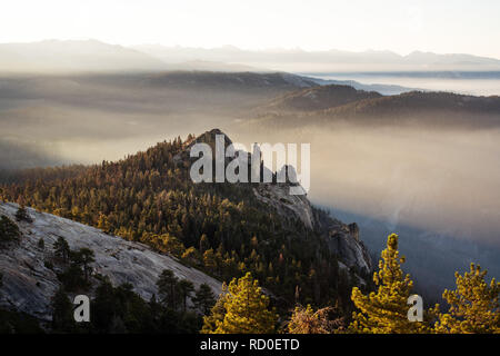 Piena di fumo valle dietro il camino Rock di Sunrise, Sequoia National Park, California, Stati Uniti Foto Stock