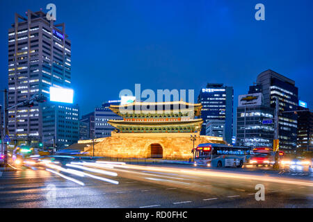 Namdaemun Sungnyemun Gate con il traffico della città di Seoul, Corea del Sud Foto Stock