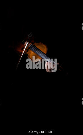 Close-up di una donna con le mani in mano a suonare il violino Foto Stock