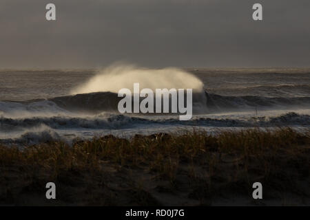 Onde si infrangono in oceano, Jersey Shore, New Jersey, Stati Uniti Foto Stock