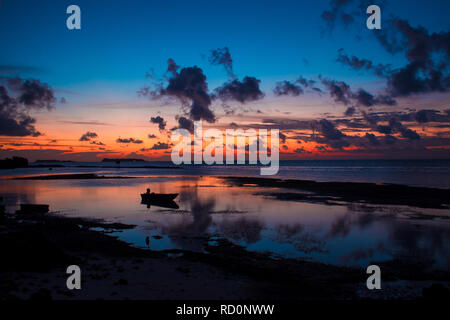 Tramonto riflesso sulla superficie dell'acqua. Bellissimo paesaggio con la barca. Foto Stock