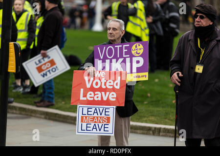 LONDON, Regno Unito - 15 gennaio 2019: Brexit suporters, brexiteers, nel centro di Londra tenendo i banner di campagne a lasciare l'Unione europea. Foto Stock