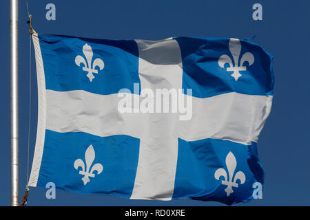 La bandiera provinciale del Quebec vola in Quebec, Canada. Il blu e bianco bandiera porta quattro fleur-de-lys emblemi. Foto Stock