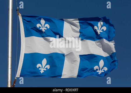 La bandiera provinciale del Quebec vola in Quebec, Canada. Il blu e bianco bandiera porta quattro fleur-de-lys emblemi. Foto Stock