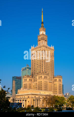 Varsavia, Mazovia / Polonia - 2018/09/21: centro di Varsavia con la cultura e la scienza Palace - PKiN - e grattacieli di Srodmiescie distretto centrale Foto Stock