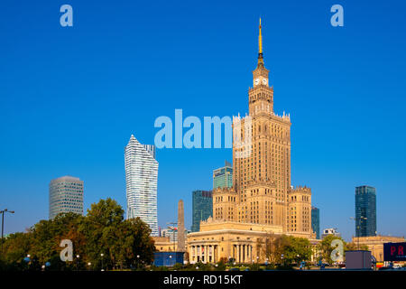 Varsavia, Mazovia / Polonia - 2018/09/21: centro di Varsavia con la cultura e la scienza Palace - PKiN - e grattacieli di Srodmiescie distretto centrale Foto Stock