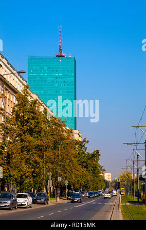 Varsavia, Mazovia / Polonia - 2018/09/21: Muranow storico distretto di Varsavia con Andersa street e il grattacielo Intraco Foto Stock