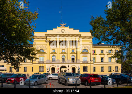 Varsavia, Mazovia / Polonia - 2018/09/21: vista frontale del palazzo Mostowski, storico classicista di residenza nel quartiere di Muranow di Varsavia Foto Stock