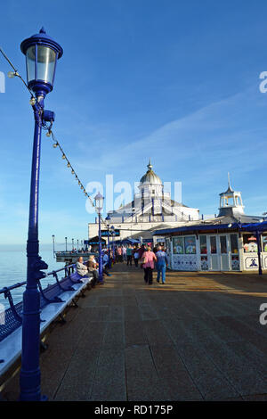 Giorno di apertura sul Eastbourne Pier, a seguito di un restauro dopo l'incendio del 2014. Eastbourne seafront, East Sussex, Regno Unito Foto Stock